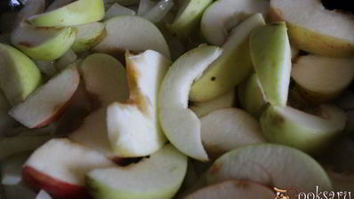 куриная печень с яблоками и луком