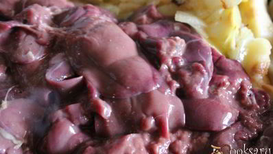 куриная печень с яблоками и луком