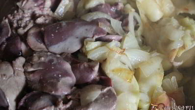 куриная печень с яблоками и луком