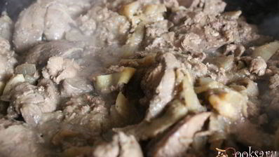 куриная печень с яблоками и луком