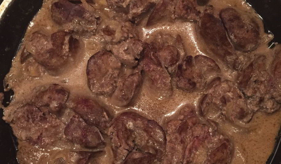 Рецепт куриной печени, тушеной со сметаной