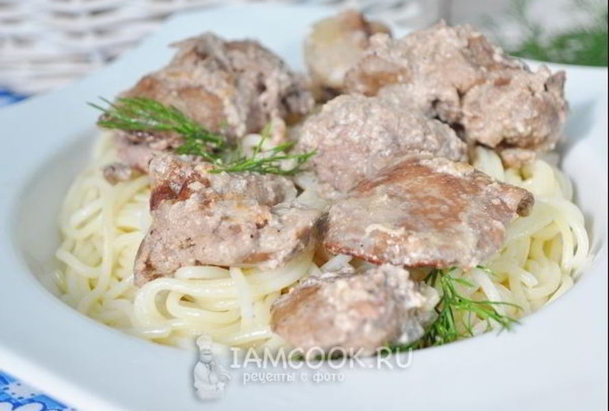 Куриная печень тушеная в сметане