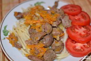 Куриная печень, тушенная с луком и морковью