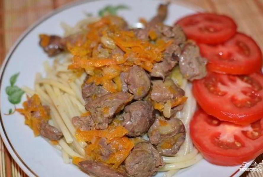 Куриная печень, тушенная с луком и морковью