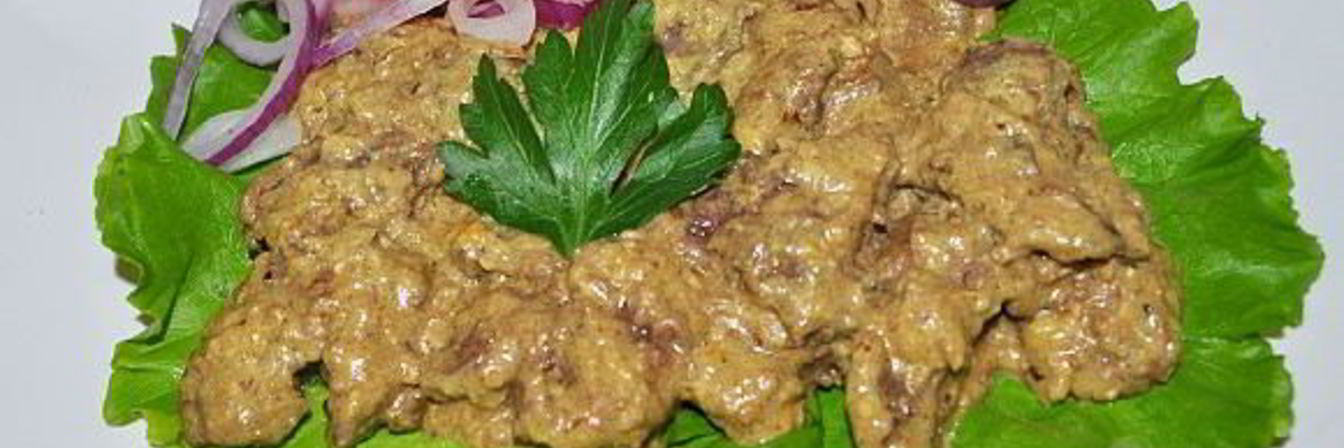 Куриная печень в орехово-сметанном соусе