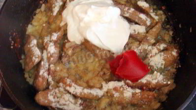 печень говяжья по-строгановски классически