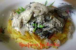 Печень с грибами на картофельном блине