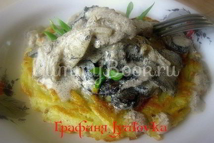 Печень с грибами на картофельном блине