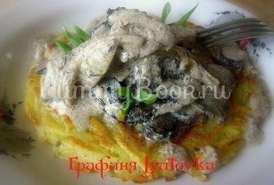 Печень с грибами на картофельном блине