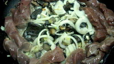 печень с грибами на картофельном блине