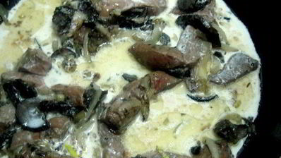 печень с грибами на картофельном блине