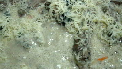 печень с грибами на картофельном блине