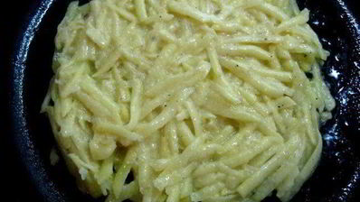 печень с грибами на картофельном блине