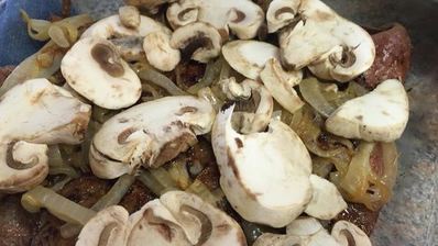 печень с грибами под сливочным соусом