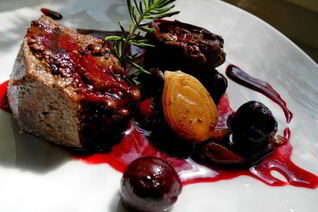 Печень с вишней и розмарином