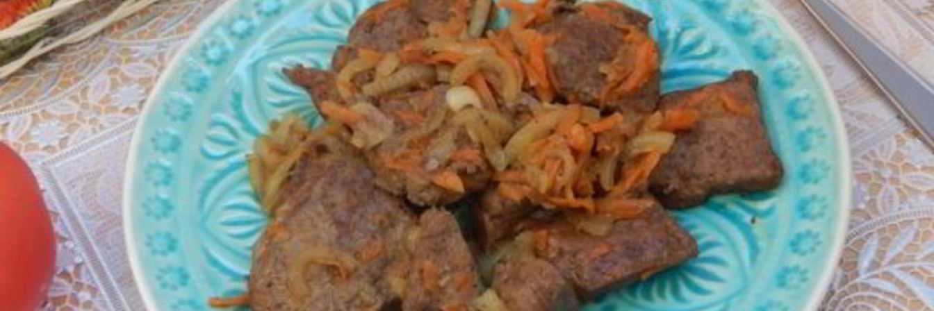 Печень свиная жареная с луком и морковью