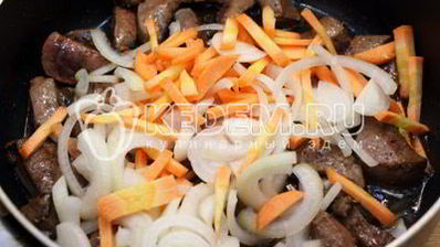 печень тушеная с грибами