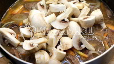 печень тушеная с грибами