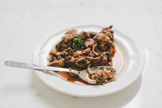 Печень тушеная с помидорами