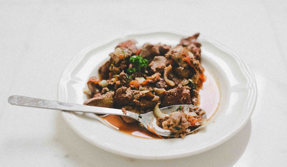 Рецепт печени тушеной с помидорами