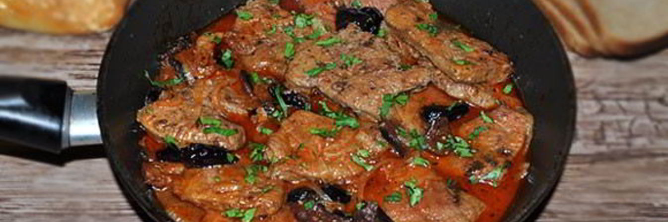 Печень в томатном соусе с черносливом