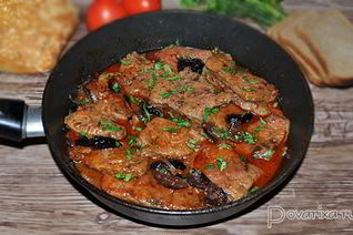 Печень в томатном соусе с черносливом