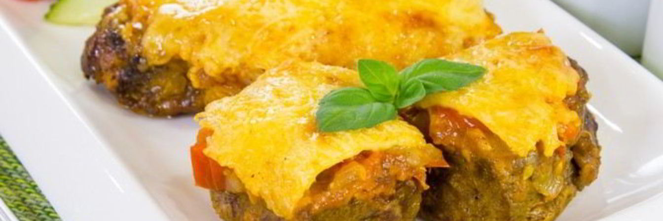 Печень, запеченная с помидорами и луком под сыром