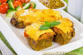 Печень, запеченная с помидорами и луком под сыром