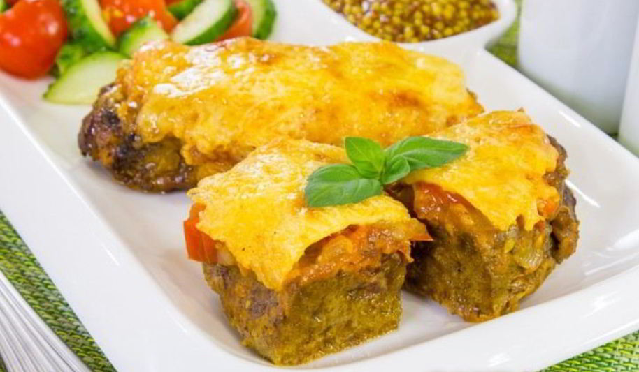 Рецепт печени, запеченной с помидорами и луком под сыром