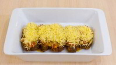 печень, запеченная с помидорами и луком под сыром