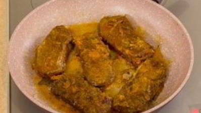 печень, запеченная с помидорами и луком под сыром