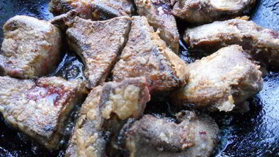 свиная печень, тушеная в сметанном соусе