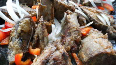 свиная печень, тушеная в сметанном соусе