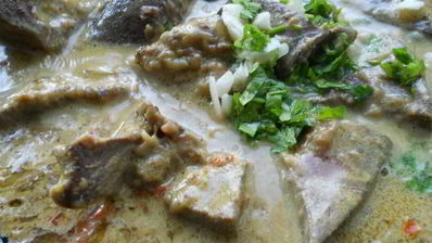 свиная печень, тушеная в сметанном соусе