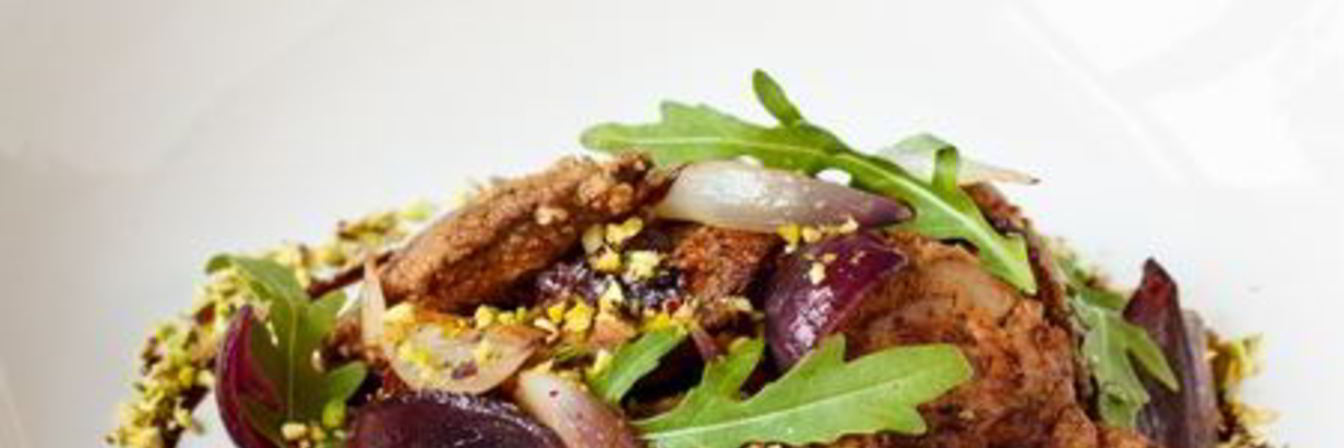 Жареная куриная печень с фисташками и рукколой