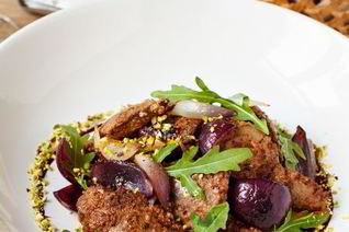 Жареная куриная печень с фисташками и рукколой