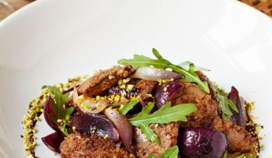 Рецепт жареной куриной печени с фисташками и рукколой