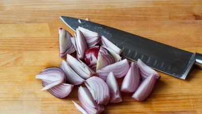 жареная куриная печень с фисташками и рукколой