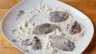 жареная куриная печень с фисташками и рукколой