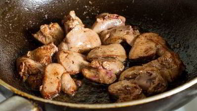 жареная куриная печень с фисташками и рукколой