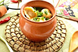Пельмени в горшочках с овощами