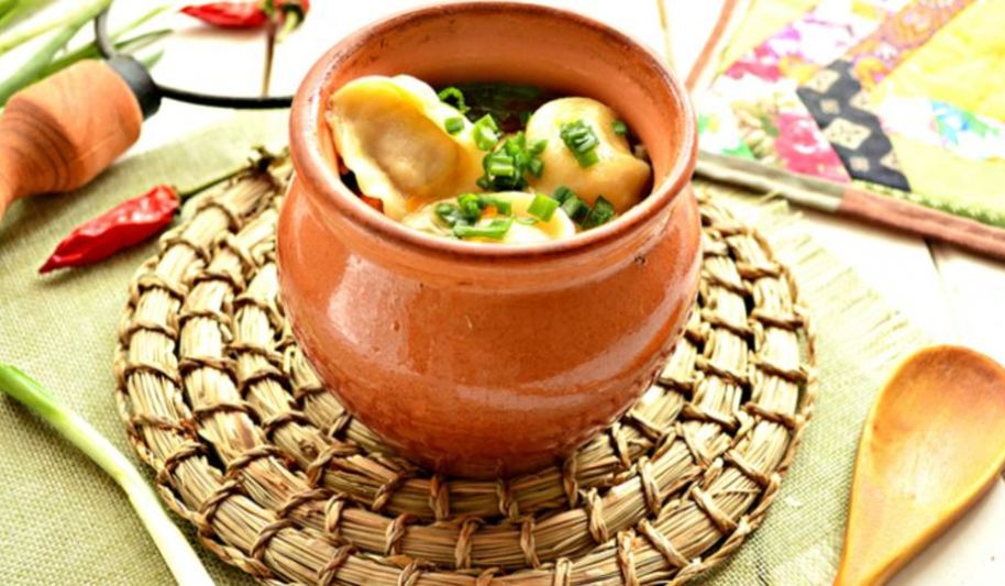 Рецепт пельменей в горшочках с овощами