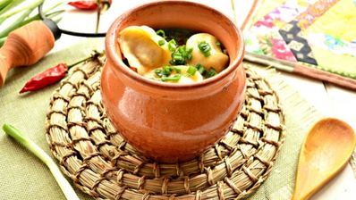 пельмени в горшочках с овощами