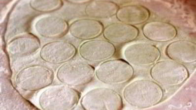 разноцветные пельмени с рыбой