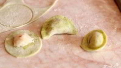 разноцветные пельмени с рыбой