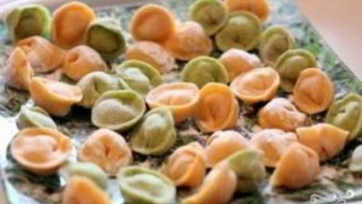 разноцветные пельмени с рыбой