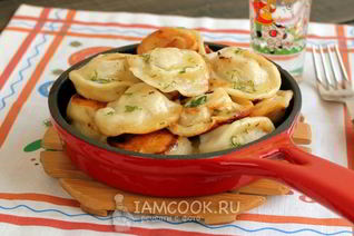 Замороженные пельмени на сковороде