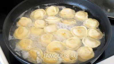 замороженные пельмени на сковороде