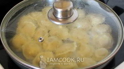 замороженные пельмени на сковороде