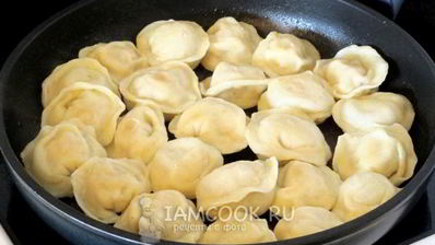 замороженные пельмени на сковороде